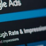 La inteligencia artificial generativa está llegando a la publicidad en línea con la implementación de herramientas de IA generativa en la plataforma de publicidad de Google.