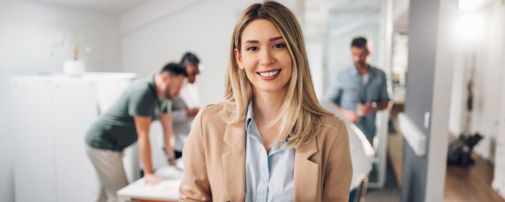 el liderazgo empresarial debe basarse en tres pilares: trabajo en equipo, motivación y estructura organizacional. Normalmente, un líder hace que su equipo crea en el proyecto que están llevando a cabo. También debe ser capaz de delegar tareas, perfeccionar la forma de comunicación interna y fomentar el crecimiento de los demás integrantes del equipo.